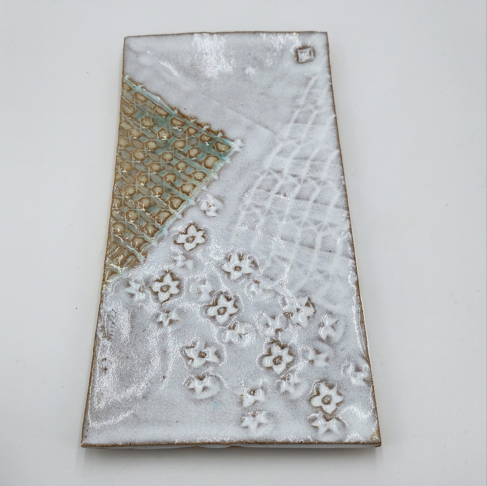 Decorative ceramic tray with pretty details.